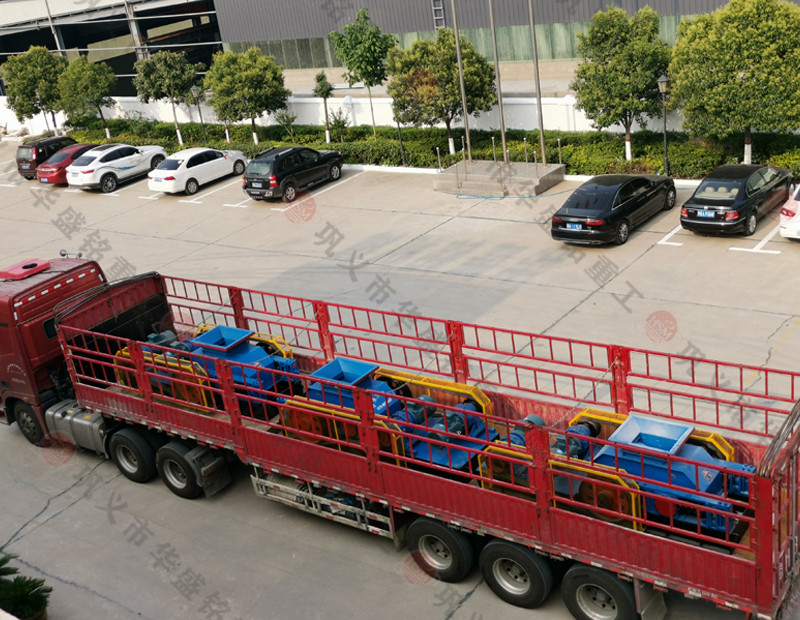 三臺(tái)750*500對輥破碎機(jī)發(fā)貨